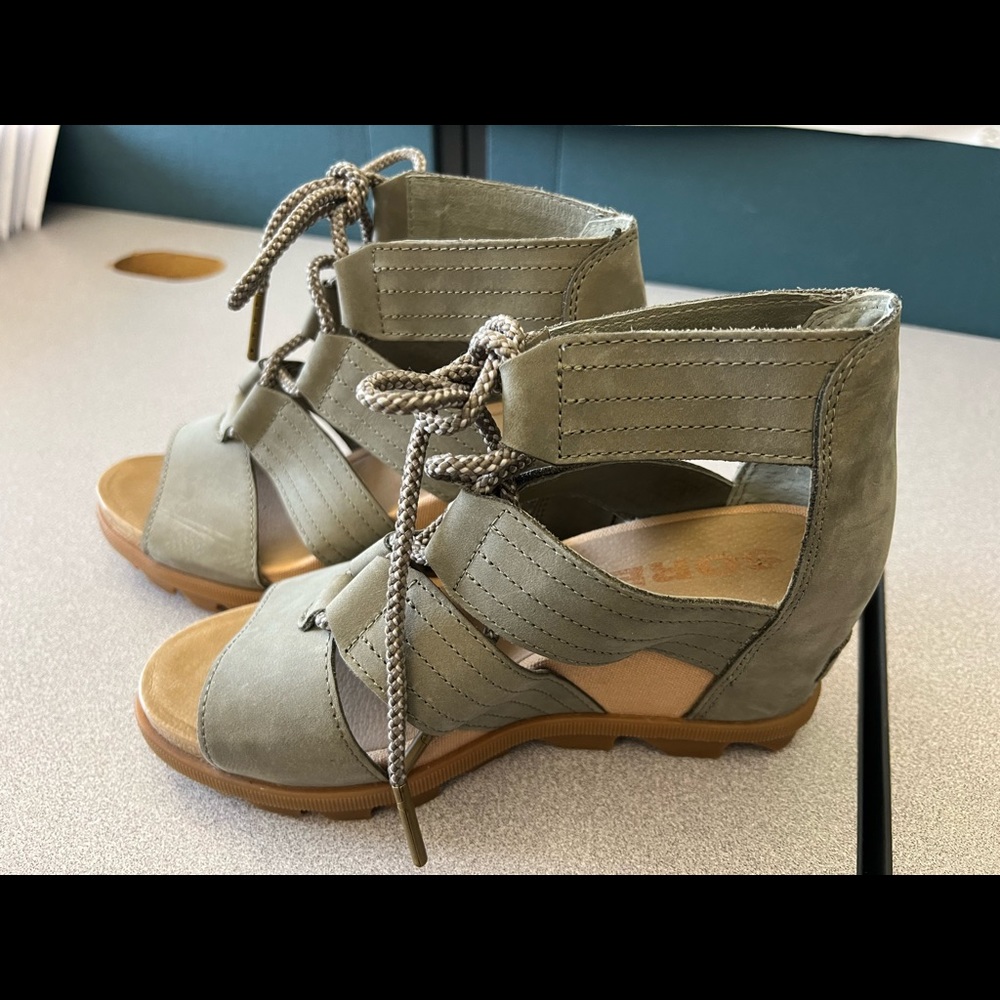 Sorel Joanie leather wedge, olive color, us size  6.5